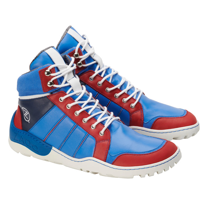 Die Q2 Blue Waterproof Sneaker von ZAQQ zeichnen sich durch ein auffälliges Farbschema in Blau, Rot und Weiß mit blauen Einsätzen, roten Akzenten und strahlend weißen Schnürsenkeln aus. Sie sind mit einer Sohle gestaltet, die von der legendären ZAQQ TERRA Sohle inspiriert ist, und verfügen über ein stilvolles Logo an der Seite für einen zusätzlichen Hauch von Flair.