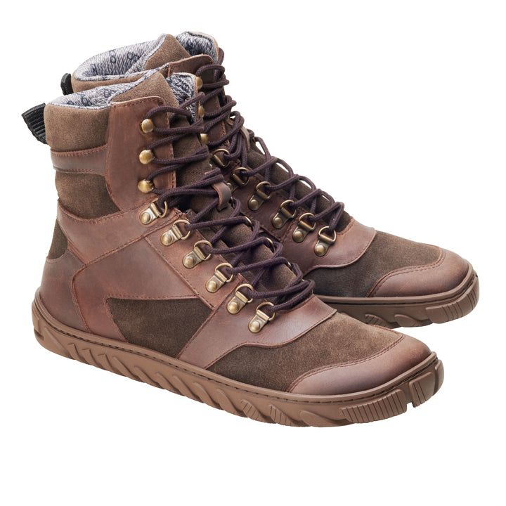 Die ZAQQ EXPLORER Brown Waterproof-Stiefel kombinieren Leder- und Wildlederstrukturen mit Metallösen, braunen Schnürsenkeln und einer robusten Gummisohle. Ihr wasserdichtes Design ist ideal für den Außenbereich, während die gepolsterte Innenseite für Komfort sorgt.