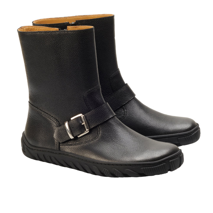 BUQQO Black von ZAQQ sind halbhohe Stiefel aus hochwertigem Nappaleder mit verstellbaren Schnallen und einer ULTRAGRIP-Sohlensohle aus strukturiertem Gummi. Die Stiefel werden schräg gezeigt, um sowohl die Vorder- als auch die Seitenansicht hervorzuheben.