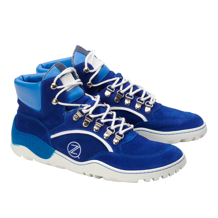 Ein Paar wasserdichte High-Top-Sneaker ZAQQ TREQ Blue mit weißen Schnürsenkeln und Metallösen. Sie sind mit einer einzigartigen Zickzack-Naht und einem stilisierten ZL-Logo an der Seite versehen und aus hochwertigem Veloursleder gefertigt. Die Schuhe haben weiße Sohlen mit blauen Akzenten.