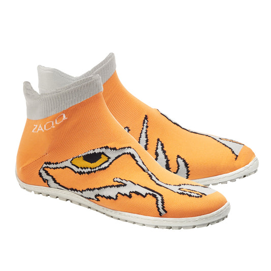 Die Sockenschuhe SOQQ Eye Orange von ZAQQ sind im Schuhdesign gehalten und zeigen ein stilisiertes großes Katzengesicht mit auffälligen Augen. Sie haben graue Bündchen und eine strukturierte weiße Sohle für maximalen Tragekomfort. Der Markenname ZAQQ ist oben zu sehen und verbindet Komfort mit gewagter Mode.