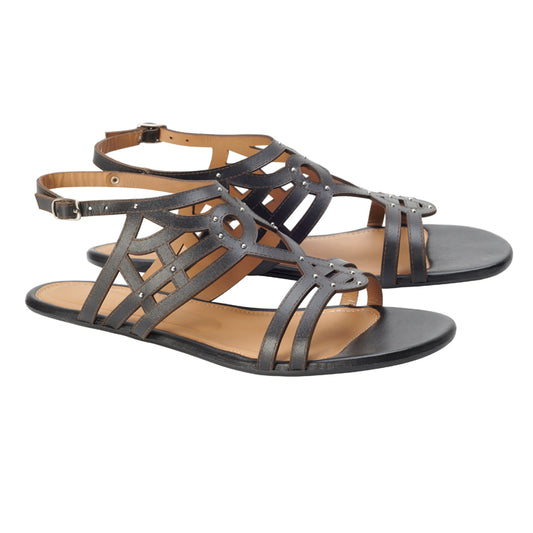 Wir präsentieren die schwarzen QANQETA-Sandalen von ZAQQ: Ein stilvolles Paar schwarzer Riemchensandalen aus geschmeidigem Nappaleder mit geometrischem Cut-out-Design und Knöchelriemen mit Schnallen. Diese Sandalen bieten außergewöhnlichen Tragekomfort mit ihrer flachen Sohle und dem hellbraunen Innenfutter, das sich elegant vor einem weißen Hintergrund präsentiert.