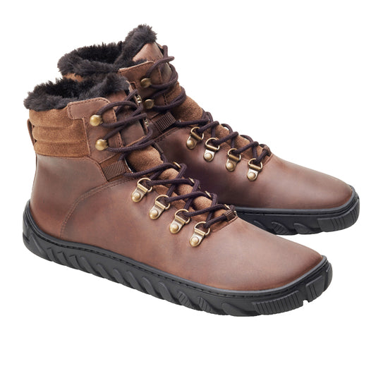 Die QUDDLY Winter Dark Brown Boots von ZAQQ sind aus Nappaleder gefertigt und verfügen über eine schwarze Sohle mit kuscheligem Fellfutter. Ausgestattet mit Metallösen und Haken für Schnürsenkel haben sie einen robusten Look. Das High-Foot-Design bietet zusätzlichen Halt, während die innovative Barfußsohle für ein natürliches Trittgefühl sorgt.