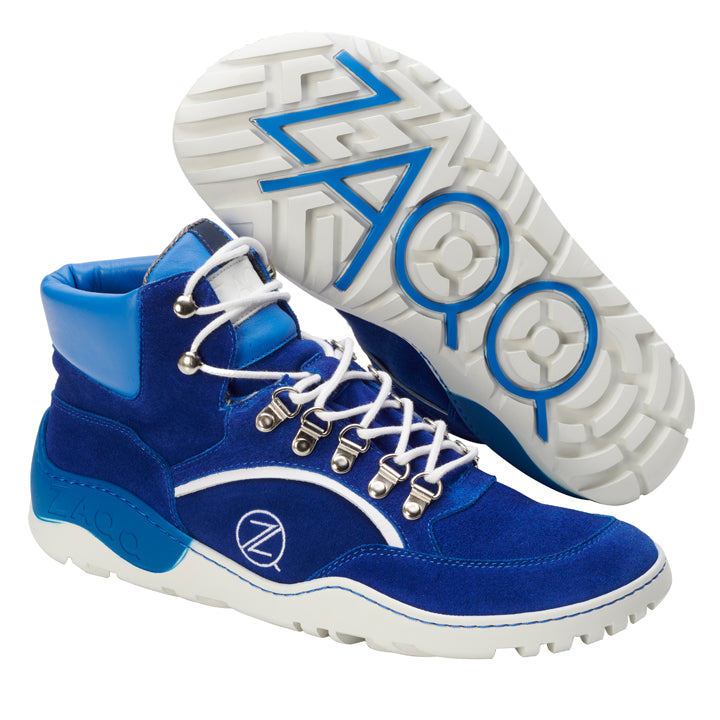 Ein Paar ZAQQ TREQ Blue Waterproof High-Top-Sneakers zeigt weiße Schnürsenkel und Sohlen sowie ein markantes Zickzackmuster und das Logo der Marke an den Seiten. Das hellblaue Innenfutter wertet das Außendesign auf und verbindet Stil mit Funktionalität.