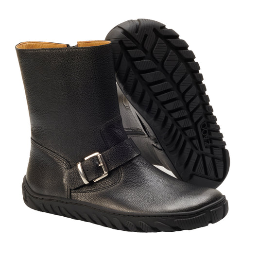 Ein Paar schwarze ZAQQ BUQQO-Stiefel mit seitlicher Schnalle. Ein Stiefel steht aufrecht und zeigt auf dem anderen die ULTRAGRIP-Sohlenstruktur. Diese Stiefel aus Premium-Nappaleder weisen eine glatte Oberfläche auf und scheinen außergewöhnlich langlebig zu sein.