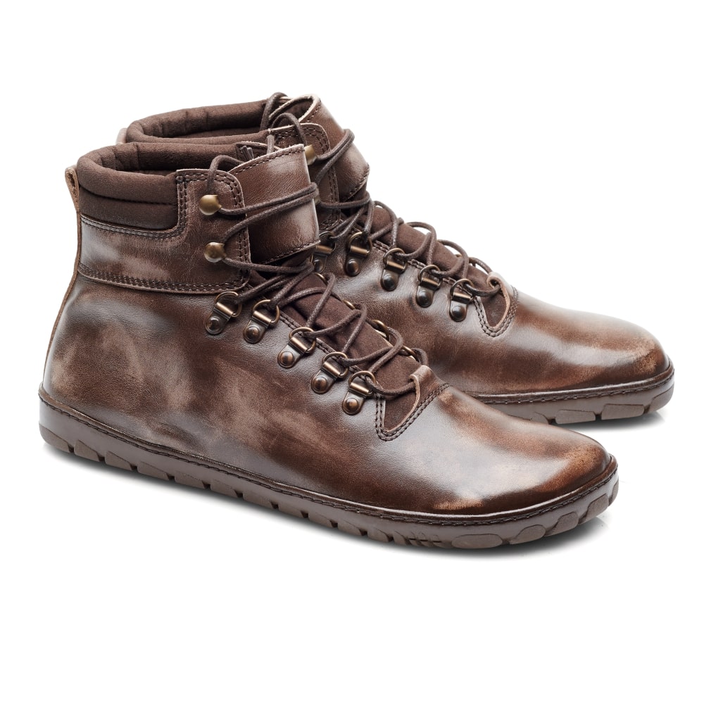 Die EXPEQ Bash Waterproof-Stiefel von ZAQQ sind braune Leder-Wanderstiefel mit hohem Schaft und gepolstertem Schaft, die mit einer Kautschuksohle für außergewöhnlichen Halt ausgestattet sind. Sie haben Metallösen und -haken zum Schnüren und bieten mit ihrer leicht abgenutzten Oberfläche einen robusten Look. Außerdem sind sie wasserdicht, damit Sie bei Ihren Abenteuern trocken bleiben.