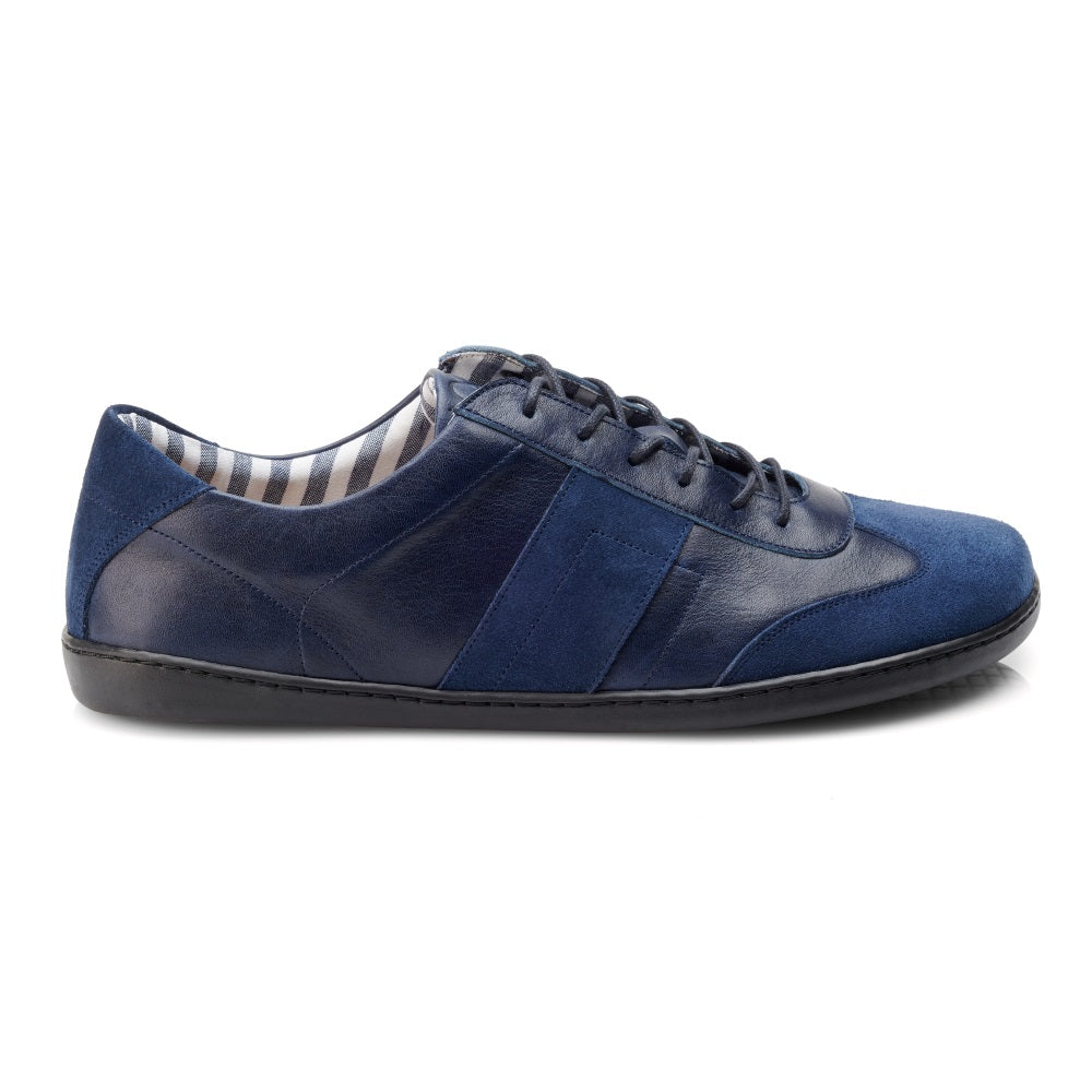 Wir präsentieren den ZAQQ TORQUAY Blue: einen stylischen blauen Sneaker aus Velourleder und Leder mit einem eleganten Design. Er verfügt über eine schwarze Gummisohle und ein gestreiftes Baumwollinnenfutter, das sich elegant vor einem weißen Hintergrund abhebt.