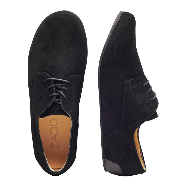 Ein Paar IQON Velours Black Abendschuhe von ZAQQ, gefertigt aus schwarzem Velourleder und Schnürsenkeln, ist von oben und von der Seite abgebildet. Die Schuhe zeichnen sich durch ein elegantes Design mit hellbrauner Innenseite und einer schwarzen Kautschuksohle aus. Auf der Innensohle eines Schuhs ist der Markenname ZAQQ zu sehen.