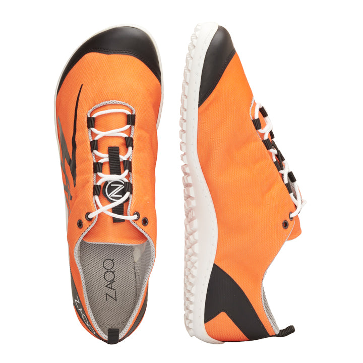 Hier ist eine überarbeitete Version des Satzes unter Verwendung der angegebenen Produktdaten:

Die minimalistischen Laufschuhe SQIM Orange Black von ZAQQ sind in einem kräftigen Orangeton mit schwarzen Akzenten und weißen Sohlen erhältlich. Der linke Schuh ist von oben zu sehen, während der rechte Schuh von der Seite zu sehen ist. Beide Paare verfügen über weiße Schnürsenkel und markante Markenlogos.