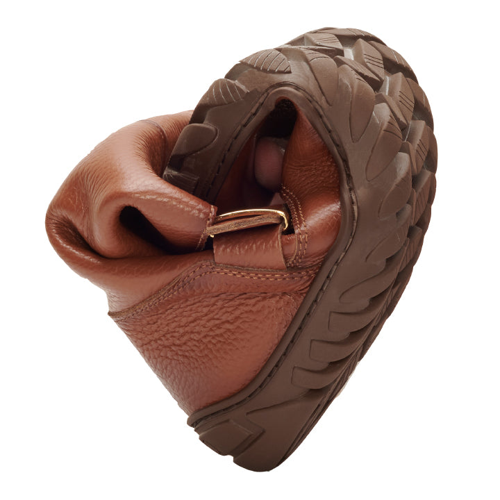 Der Schuh ZAQQ BUQQO Brown zeichnet sich durch eine strukturierte ULTRAGRIP-Sohle aus, die sich in eine kompakte Form falten lässt und seine bemerkenswerte Flexibilität und Haltbarkeit beweist. Hergestellt aus hochwertigem lederähnlichem Material mit sichtbaren Nähten sorgt er für Stil und Belastbarkeit.