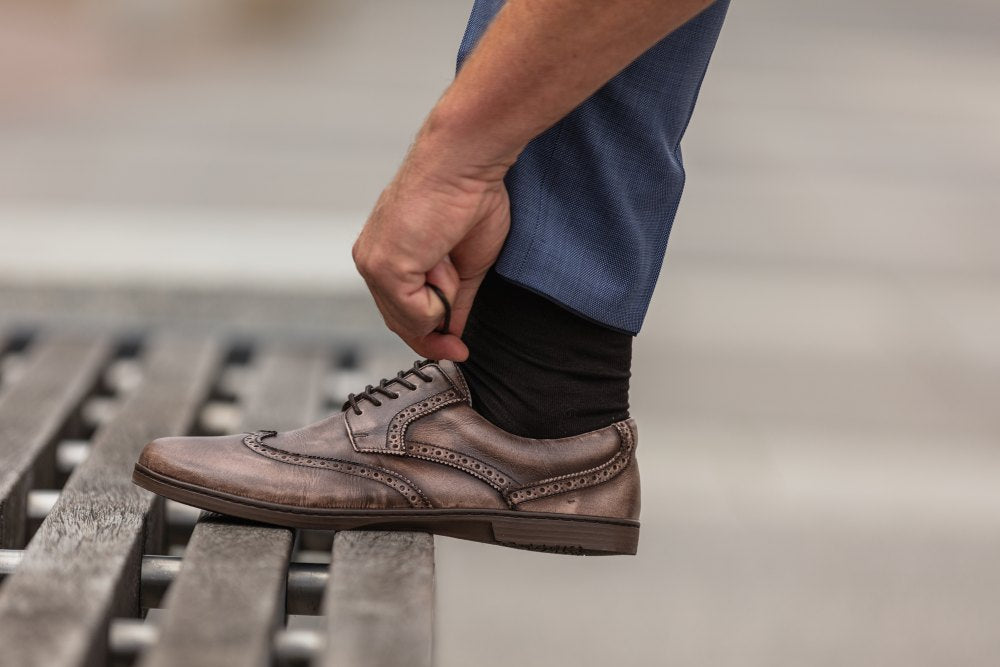 Ein Paar BRIQ Brogue Antique Brown-Schuhe von ZAQQ mit Broguing-Details und Schnürdesign, ideal als Businessschuh, gefertigt aus französischem Kalbleder.