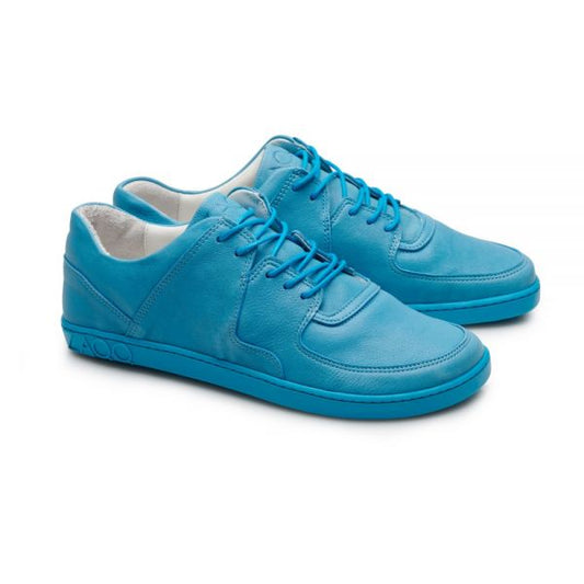 Ein Paar leuchtend blaue IVIQ Blue-Sneaker von ZAQQ mit Schnürdesign und glatter, lederähnlicher Textur. Diese stylischen blauen Sneaker präsentieren sich im Low-Top-Stil und sind nebeneinander positioniert, wobei einer leicht vor dem anderen liegt.