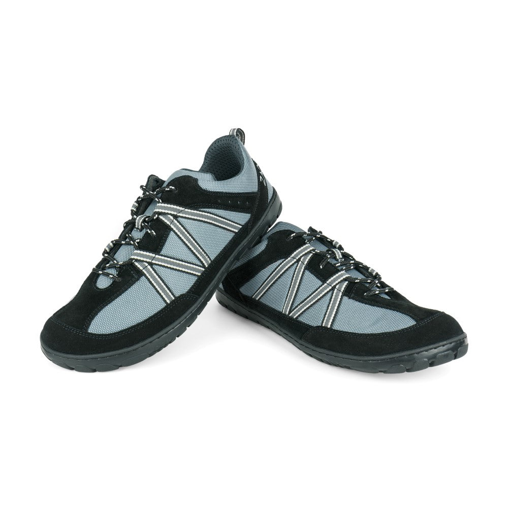 Wir präsentieren den SEEQ Black von ZAQQ: Diese schwarz-grauen Sportschuhe mit Mesh-Obermaterial und Gummisohlen sind ideal für jedes Outdoor-Abenteuer. Die Outdoorschuhe werden stilvoll präsentiert, indem ein Schuh an den anderen gelehnt wird, was ihren eleganten Look und ihre Funktionalität unterstreicht.