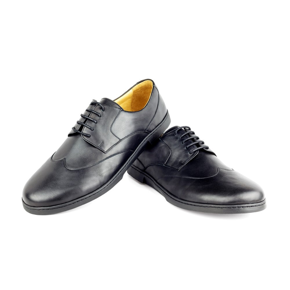 Ein Paar Oxford-Schuhe aus schwarzem Leder BRIQ Prime von ZAQQ mit Schnürung, bei der ein Schuh auf dem anderen vor einem weißen Hintergrund ruht. Diese eleganten Business-Schuhe strahlen Raffinesse aus und sind mit einer bequemen Barfußsohle für ganztägiges Tragen ausgestattet.