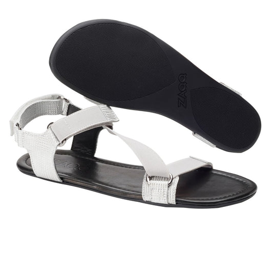 Wir präsentieren die MIQA Silver-Sandalen von ZAQQ, ein Paar stylische silberne Riemchensandalen im minimalistischen Design mit Klettverschlüssen und gepolsterter schwarzer Kautschuksohle, perfekt für die Freizeit.