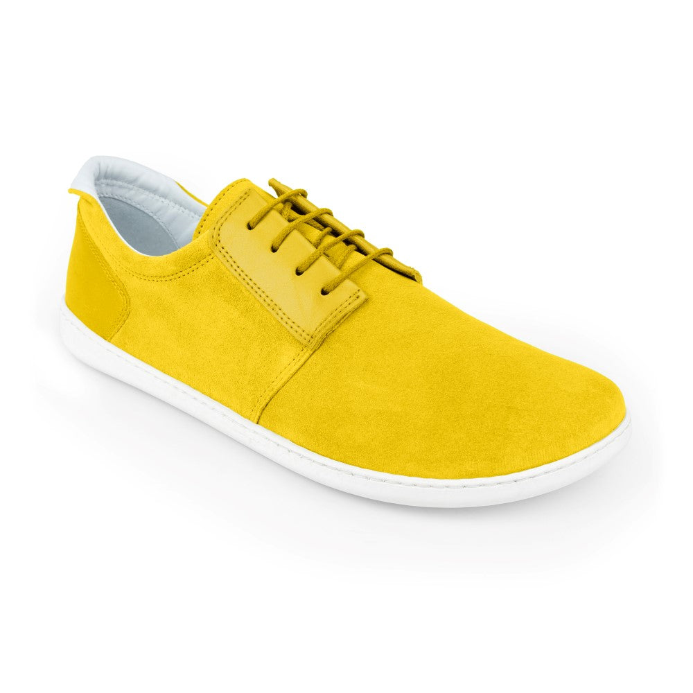 Der PIQUANT Yellow Sneaker von ZAQQ besticht durch eine leuchtende Zitronengelb-Farbe mit weißen Sohlen und gelben Schnürsenkeln auf einem makellosen weißen Hintergrund. Sein minimalistisches Design macht ihn zur idealen Wahl für lässige Ausflüge und fängt die Essenz eines stilvollen Barfußschuhs ein.