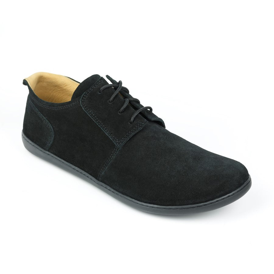 Wir präsentieren den PIQUANT Velours Black von ZAQQ: einen eleganten schwarzen Wildleder-Schnürschuh mit minimalistischem Design. Er verfügt über eine flache Sohle und ein hellbraunes Innenfutter, das sich elegant auf einem schlichten weißen Hintergrund abhebt.