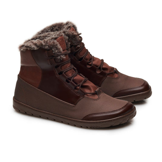 Wir präsentieren den QUEST Marone von ZAQQ: Diese braunen High-Top-Outdoor-Stiefel verfügen über ein kuscheliges Kunstfellfutter und sichere Schnürsenkel. Mit ihren robusten Sohlen sind sie perfekt für kaltes Wetter geeignet. Durch die durchdachte Kombination aus Leder und Stoff bieten sie sowohl Stil als auch Haltbarkeit und sind somit ideal für jedes Abenteuer.