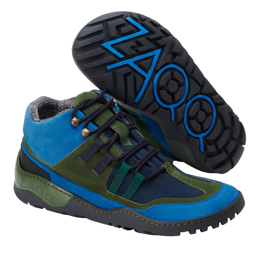 Wir präsentieren die SQOUT Blue Green Waterproof Sneaker von ZAQQ. Diese lebhaften Schuhe bestechen durch eine Mischung aus blauen, grünen und schwarzen Akzenten und sind mit blauen Schnürsenkeln ausgestattet. Sie verfügen über eine einzigartig strukturierte schwarze ZAQQ TERRA-Sohle mit geometrischem Design. Der Markenname „ZÀQQ“ ist sowohl auf der Seite als auch auf der Sohle eingeprägt und verleiht jedem Abenteuer drinnen oder draußen eine stilvolle Note.