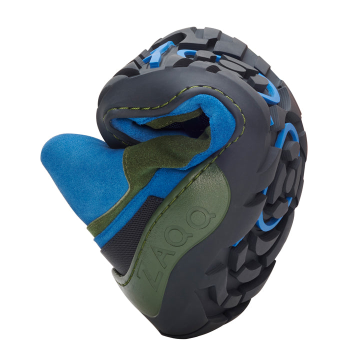 Der anpassungsfähige ZAQQ ESQAPE Blue Green Waterproof Schuh verfügt über eine strapazierfähige schwarz-blaue Sohle, ideal für Outdoor-Aktivitäten. Seine teilweise Falte zeigt seine Flexibilität, mit dem Markennamen ZAQQ auf der Seite eingeprägt. Er ist mit der robusten ZAQQ TERRA-Sohle für optimale Leistung ausgestattet.