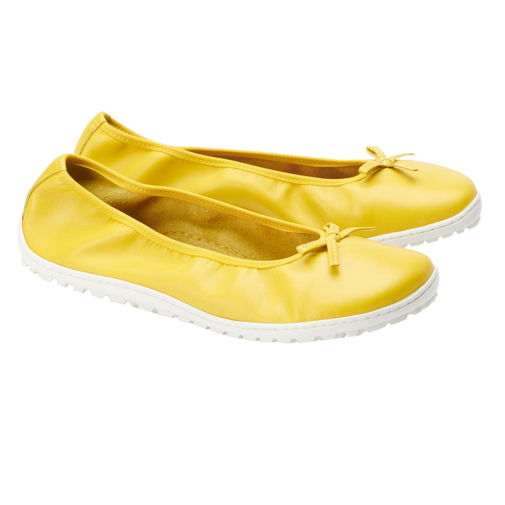 Ein Paar SUQAR Lemon-Ballerinas aus geschmeidigem Nappaleder, mit weißen Sohlen und kleinen nebeneinander angeordneten Schleifen an den Zehen.