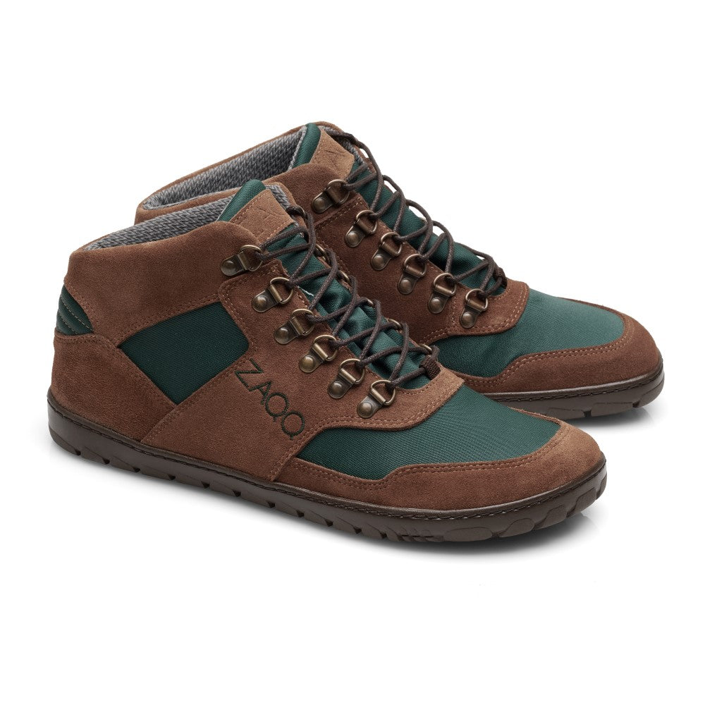 Ein Paar wasserdichte HIQE Mid Brown Green-Stiefel aus Veloursleder mit Metallösen und dunklen Schnürsenkeln, die die Marke ZAQQ präsentieren. Diese robusten Stiefel haben einen robusten Outdoor-Look und werden nebeneinander präsentiert.