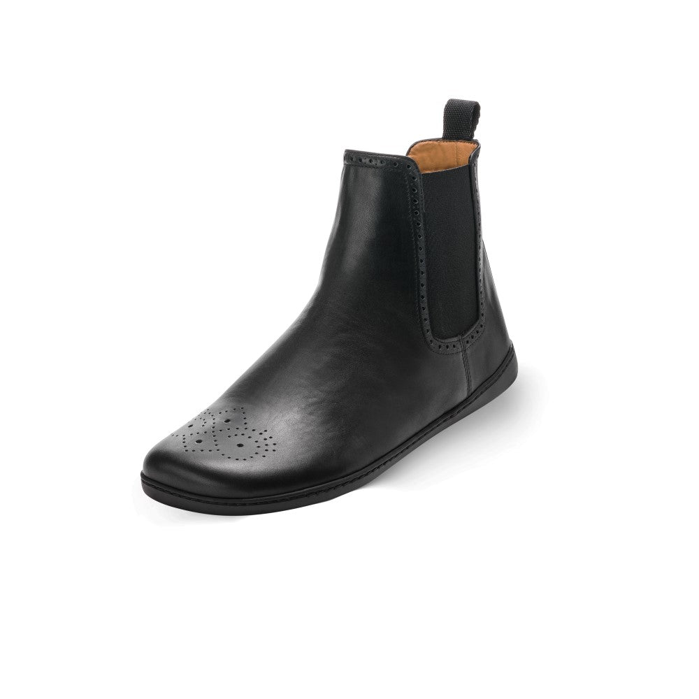 Der EQUITY Brogue Black von ZAQQ ist fachmännisch aus hochwertigem Nappaleder gefertigt und verfügt über elastische Seitenteile und ein dekoratives Lochmuster an der Spitze. Er kombiniert Stil und Komfort mit seinem niedrigen Absatz, der hinteren Aufreißlasche und der hellbraunen Innenseite.