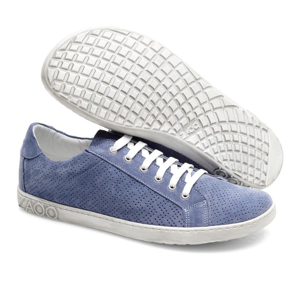 Die SLOQ Blue Sneaker von ZAQQ bestechen durch ihr hellblaues Veloursleder-Finish mit weißer Gummisohle und Schnürsenkeln. Ihr perforiertes Design und das geprägte AOO-Logo an der Seite machen diese stylischen und dennoch bequemen Schuhe zum idealen Begleiter für jeden Anlass.