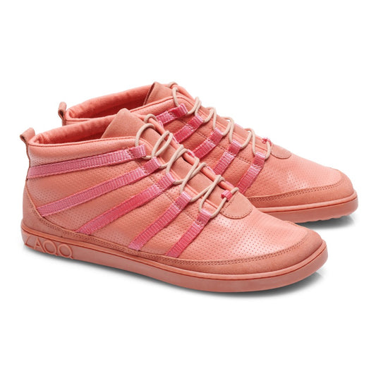 Wir präsentieren den SPARQ Mid Rosa von ZAQQ: ein atemberaubendes Paar korallenrosa High-Top-Sneaker aus hochwertigem Nappaleder. Diese Sneaker zeichnen sich durch eine perforierte Textur, eine Schnürung vorne und markante rosa Streifenakzente an den Seiten aus. Sie werden durch eine glatte Gummisohle vervollständigt, die an der Ferse mit „AOO“ geprägt ist und den schicken Barfußschuh-Stil verkörpert.