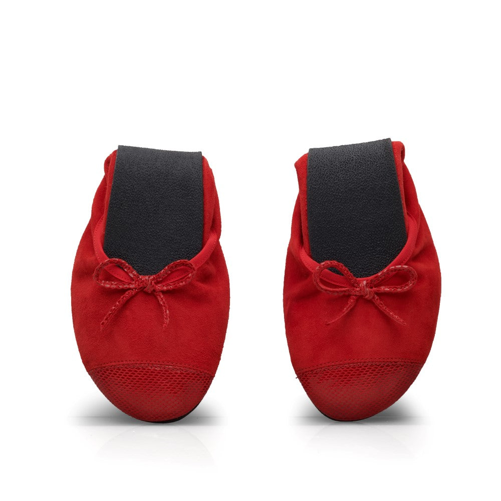 Die faltbaren Ballerinas TWIST Velours Red von ZAQQ mit dekorativen Schleifen im Zehenbereich und einer schwarzen Kautschuksohle werden aufrecht mit umgeklapptem Absatz präsentiert.